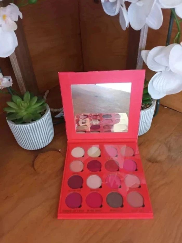 palette de maquillage KISSES neuve