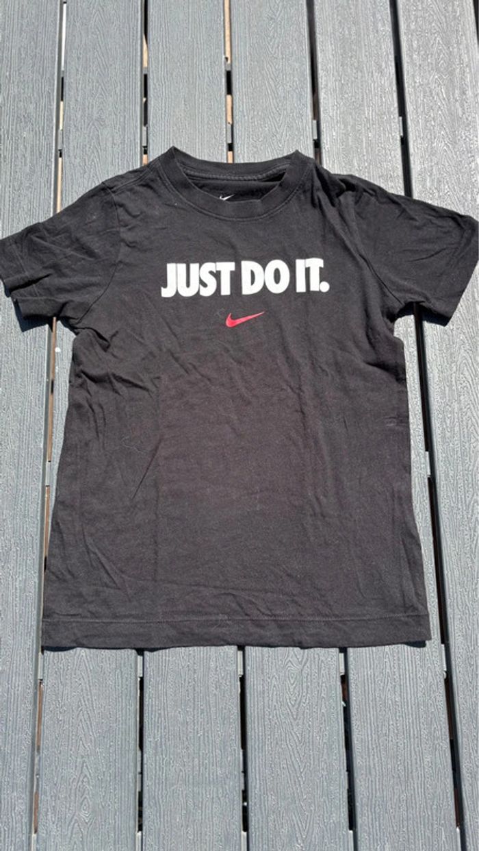 T shirt manches courtes Nike noir fille taille 7/8 ans