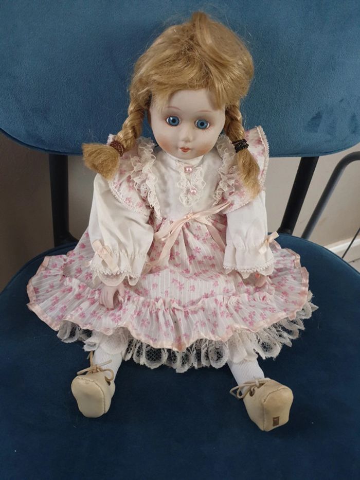 Poupée en porcelaine