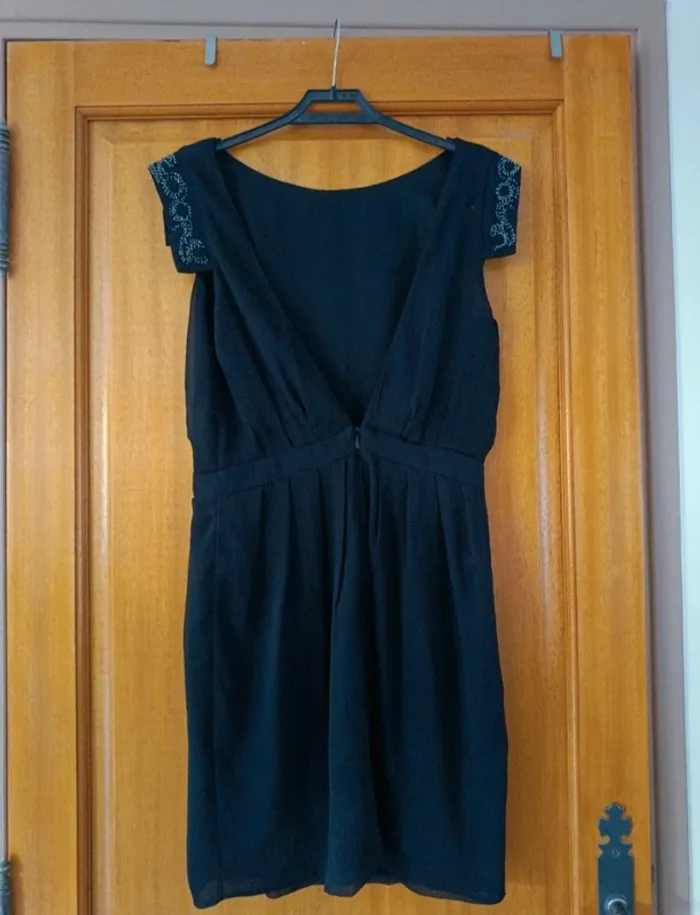 Robe dos nu mango taille L noir avec strass sur les manches.