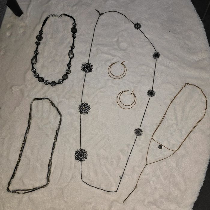 Lot de bijoux fantaisie sautoirs boucles d oreilles créoles