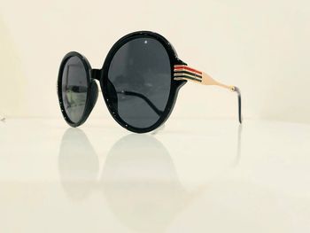 Lunette de soleil femme ronde noire et dorée uvprotection catégorie 3