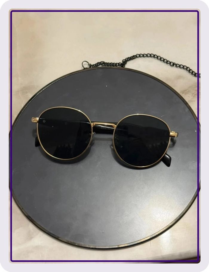 Lunette de soleil ronde noire dorée