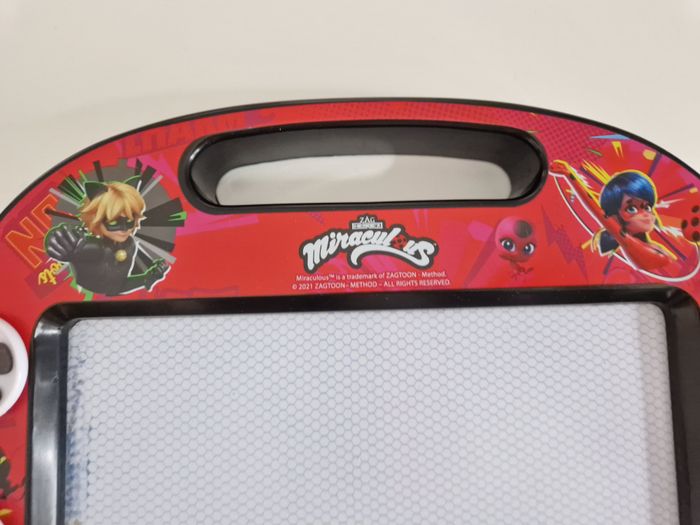 Ardoise Miraculous et petites figurines - photo numéro 5