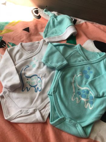 2 bodies manches longues avec le bonnet assorti