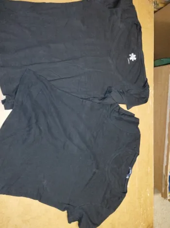 Deux t-shirt noirs