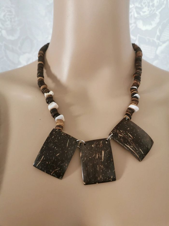 Collier. Marron. Beige.