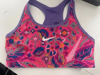 Brassière sport Nike réversible état neuf taille xl enfant donc 34/36