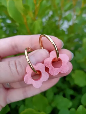 Créoles dorées fleurs roses nacrées