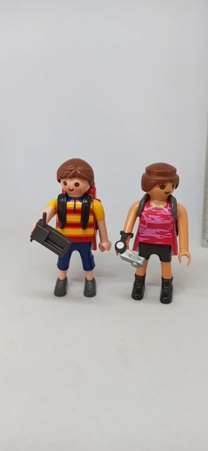 Homme et femme randonneurs avec sacs et accessoires playmobil - photo numéro 2