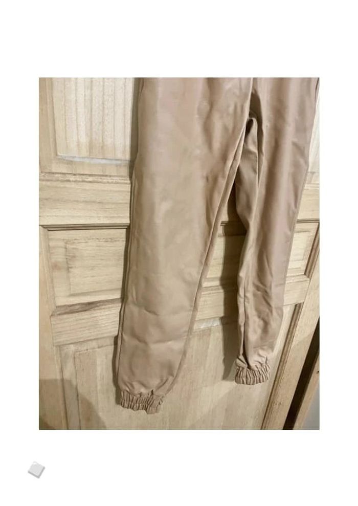 Jogging effet simili cuir avec cordon à la taille - photo numéro 2