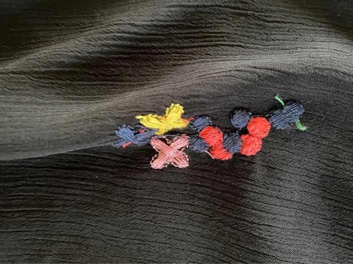 Blouse Miss Glammy Paris noire avec broderies fleurs multicolores taille 40 - photo numéro 9