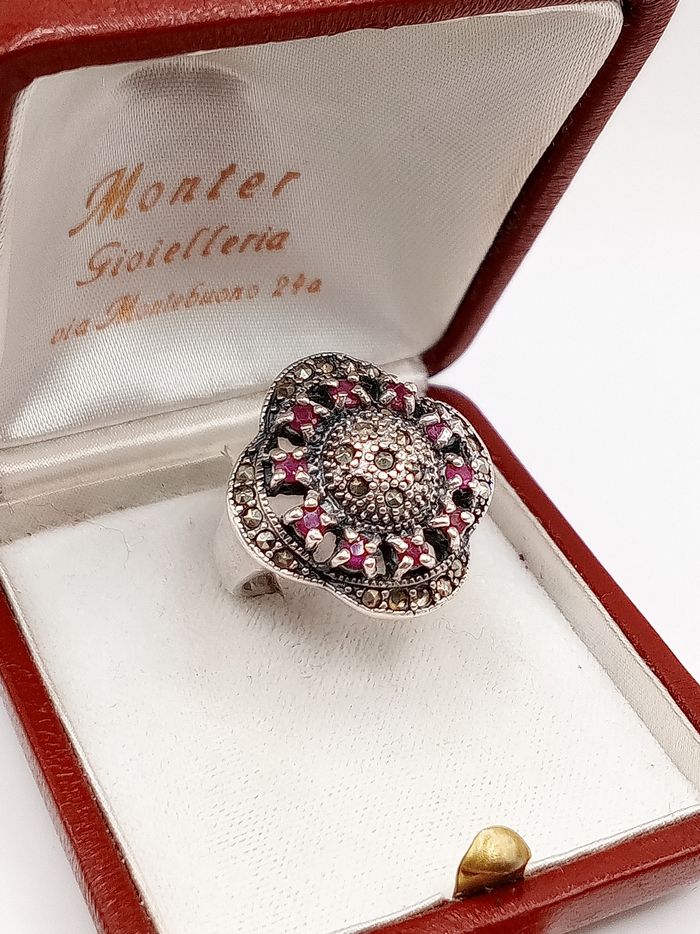 Antico anello da cocktail vintage donna rubini e marcasiti in massiccio argento 925