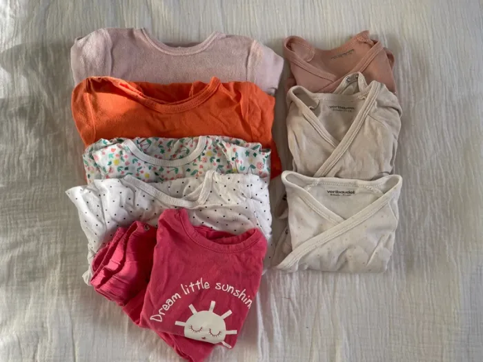 Lot 5 pyjamas + 3 bodies 9 mois
