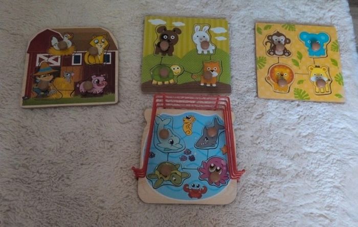 Ensemble de 4 puzzles en bois + support
