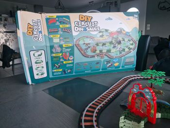 Circuit train et voiture dinosaures