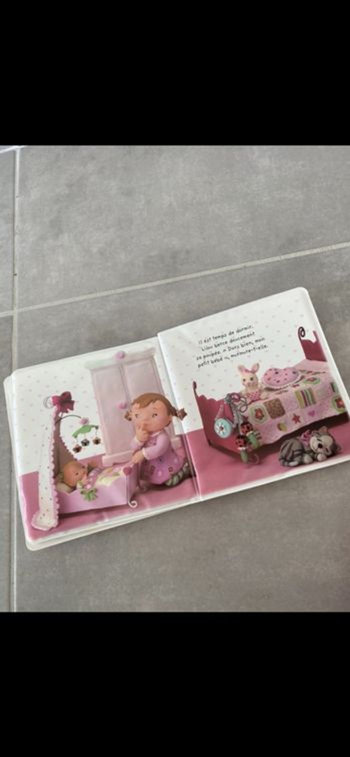 Livre de bain Lilou joue à la poupée - photo numéro 4
