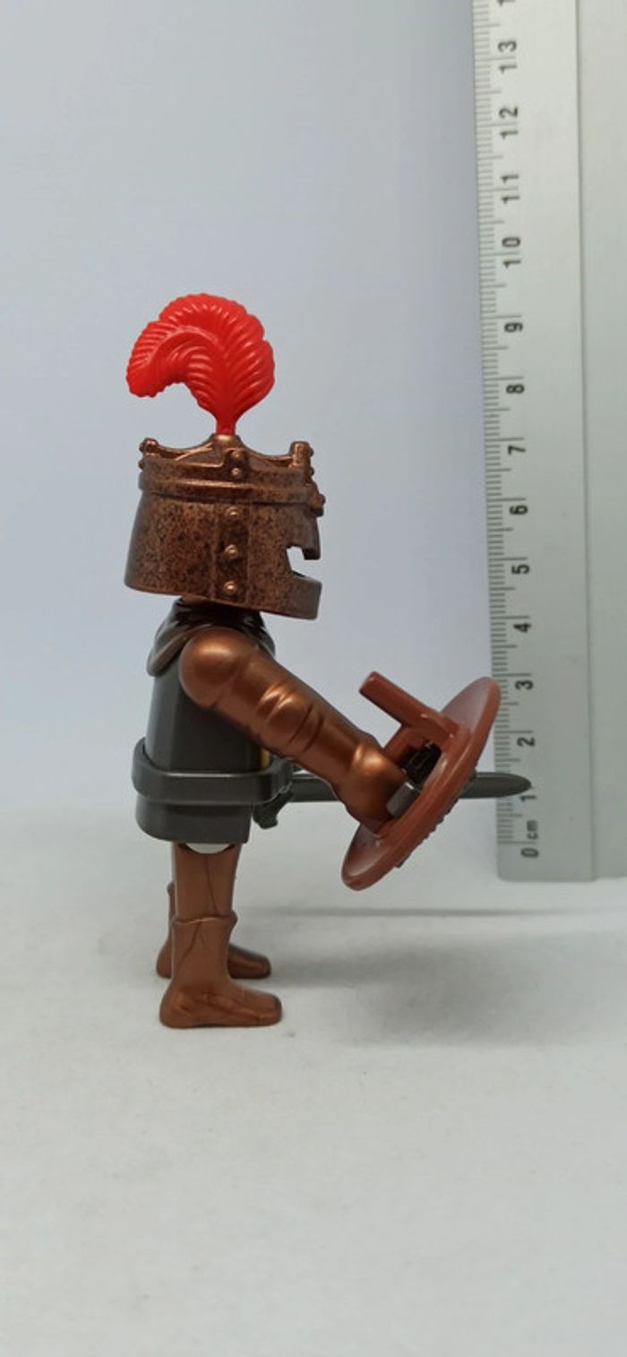 Homme chevalier avec casque couleur cuivre à plume rouge playmobil - photo numéro 2