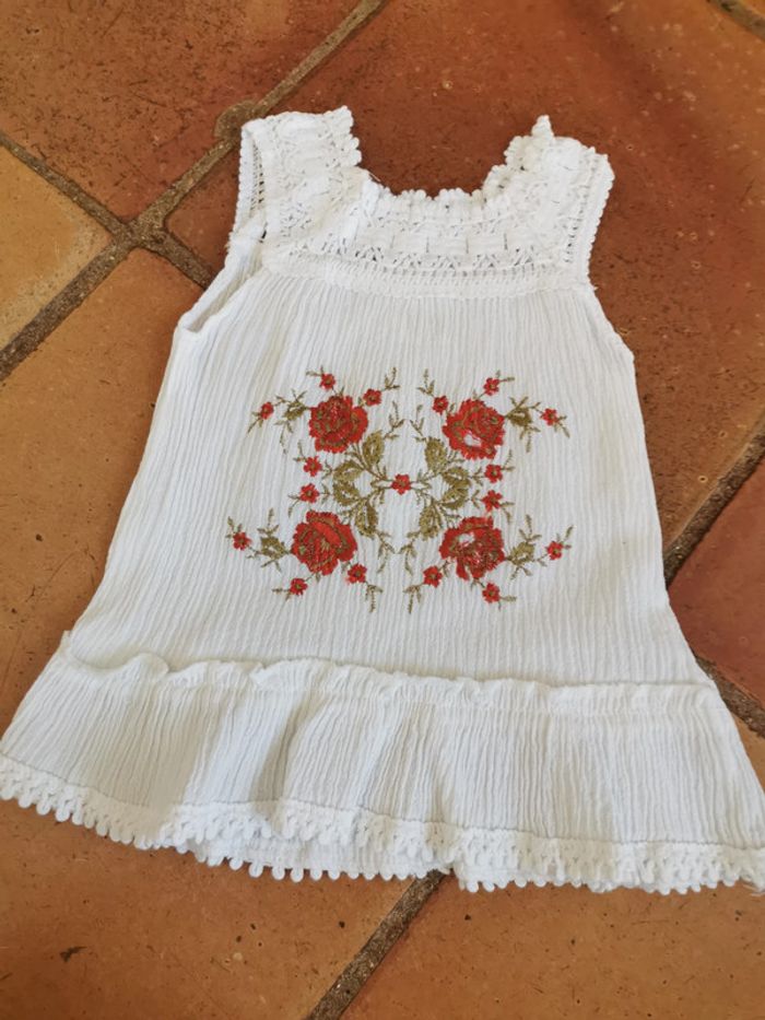Robe blanche brodée de fleurs rouges - photo numéro 2
