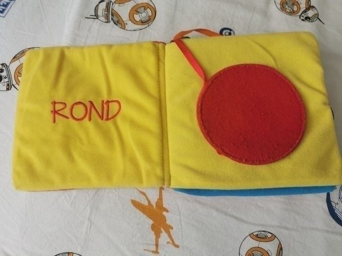 3 livres d'éveil en tissu + 1 livre pour le bain offert