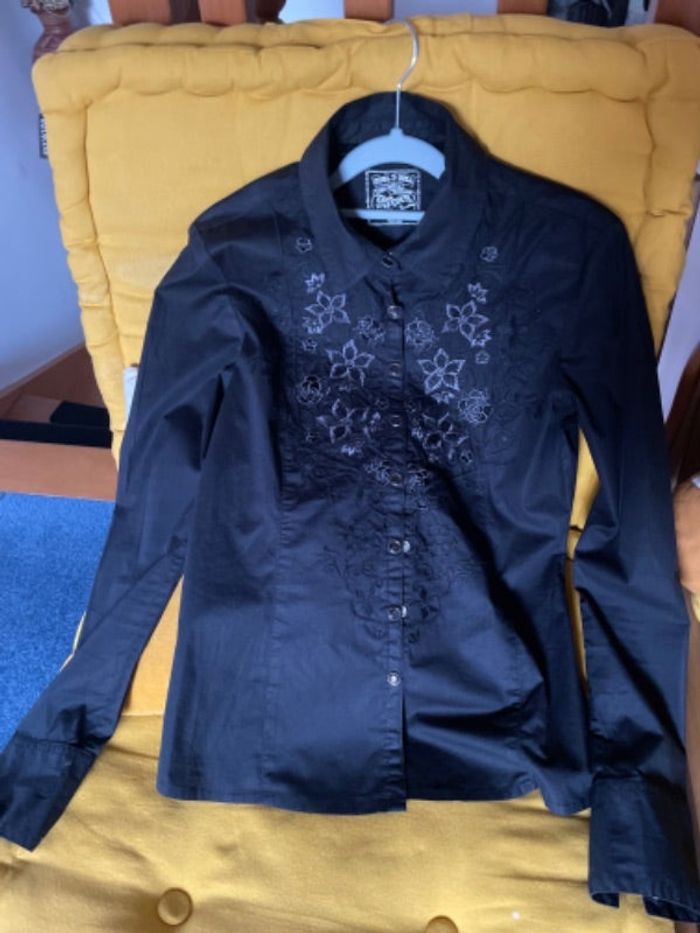 Chemisier noir avec motifs fleurs brodées. T:MKaporal