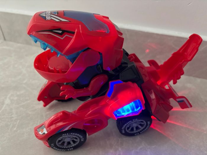 Jouet dinosaure /voiture qui se transforme avec sons et lumière avance seule rouge - photo numéro 6