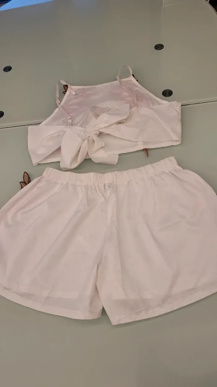 Ensemble short et crop top broderies fleurs - photo numéro 2
