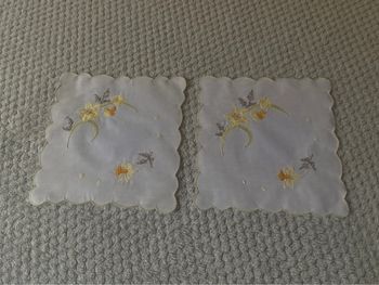 Deux petits napperons vintage brodés.