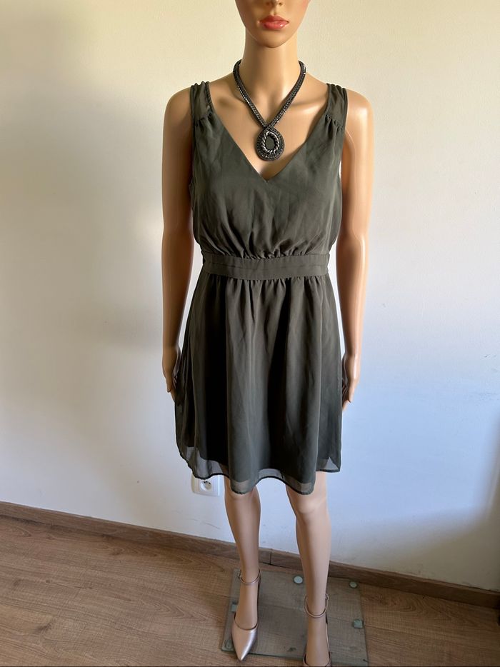 Robe verte kaki sans manches Naf Naf taille 36 excellent état - photo numéro 3