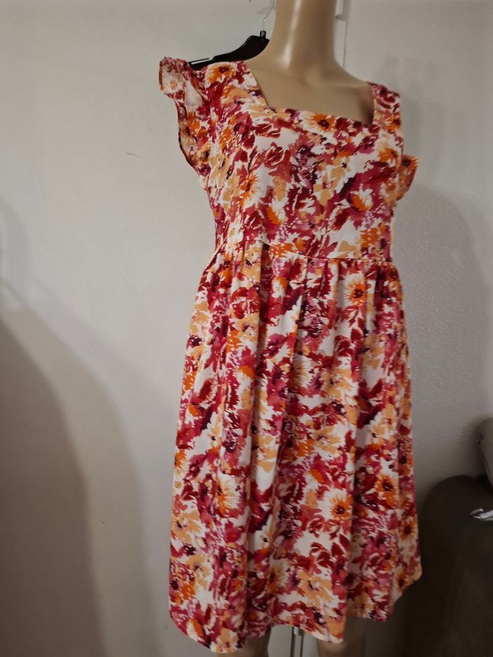 Robe ete fleuri taille 36 en très bon état Les mesures dans l'annonce - photo numéro 2
