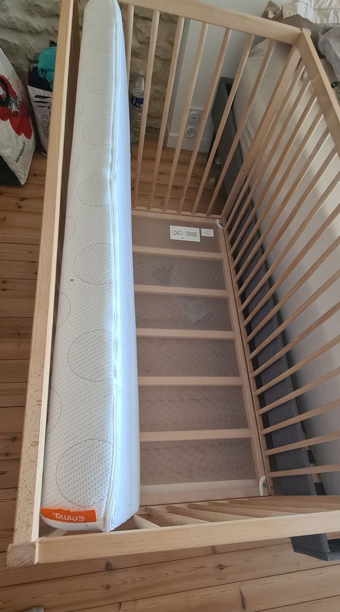 Lit à barreaux en bois naturel. Vendu avec matelas emma matelas. A VENIR CHERCHER SUR PLACE - photo numéro 2