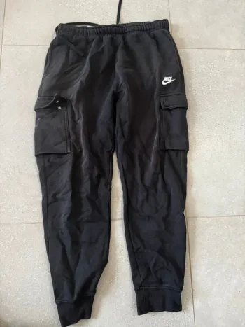 Jogging noir Nike, taille L, Bon état mais il y a des traces