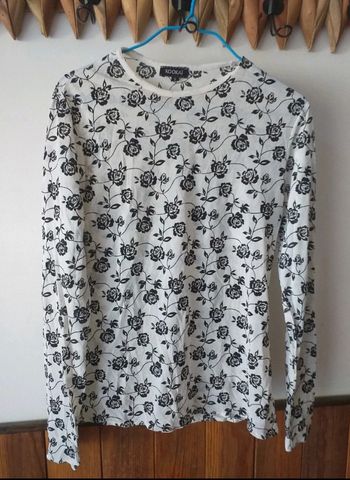 Haut blanc et noir avec des roses