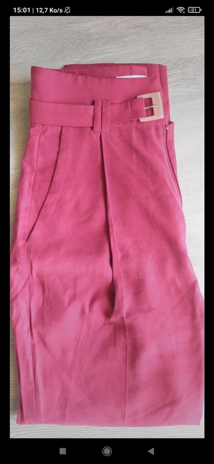 Pantalon taille haut.