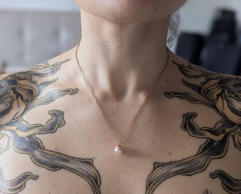 Collier " Aura " - Acier doré et perle blanche nacrée 