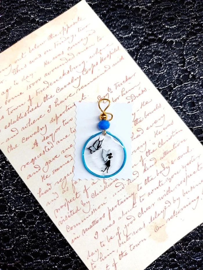 magnifique pendentif en résine avec stickers fée et papillon - photo numéro 3