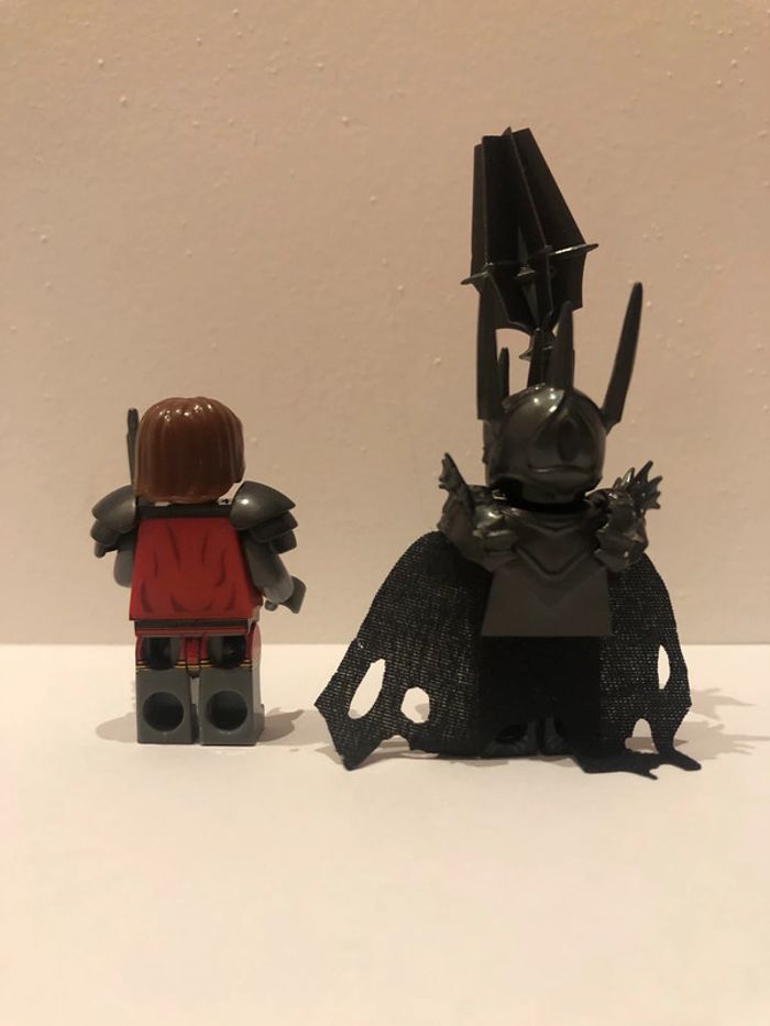 Figurine type lego Sauron avec l’anneau de pouvoir et Izildur. le seigneur des anneaux - photo numéro 4