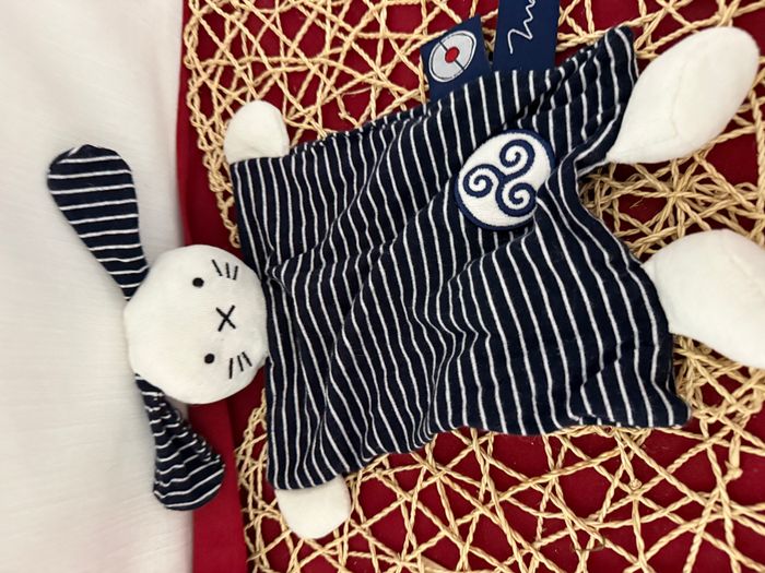 Doudou Plat Chien carré Bretagne – Collection Mer d’Iroise Maïlou