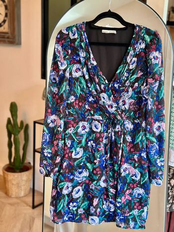 robe courte à motif fleuri aux teintes violet, vert, rose et lila, de la marque Pull & Bear.