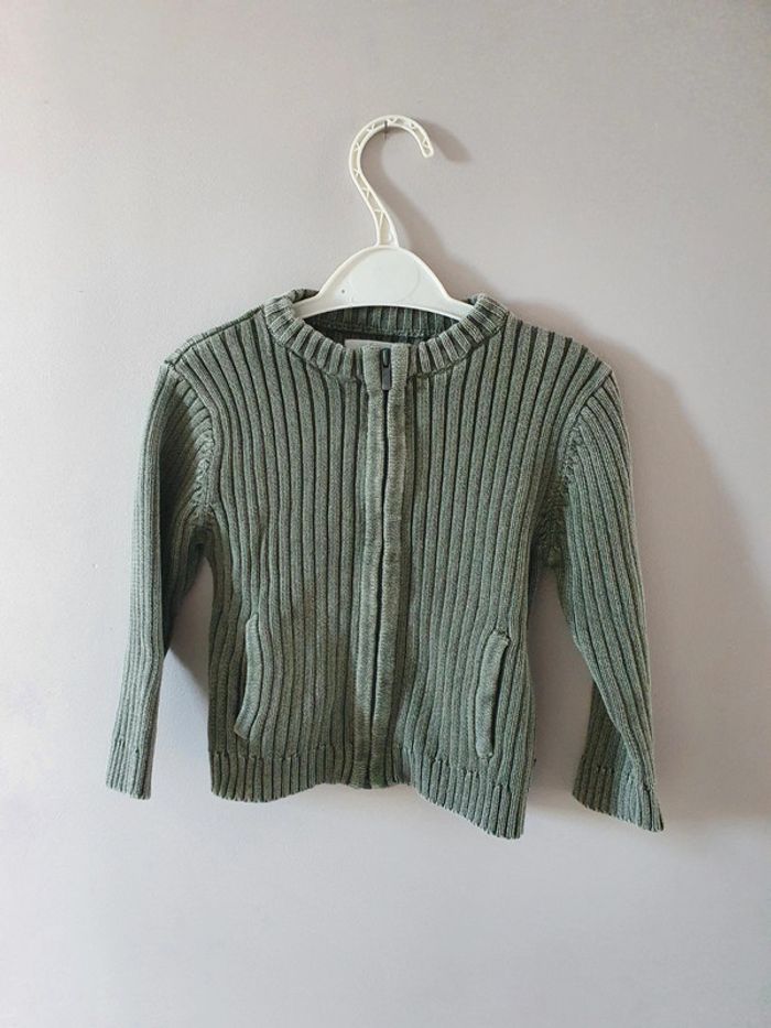 Gilet vert obaïbi 23 mois très bon état