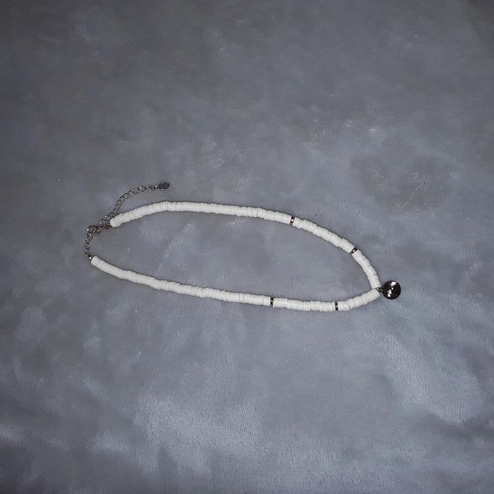 Joli collier blanc avec pendentif doré neuf Bonobo/Moa