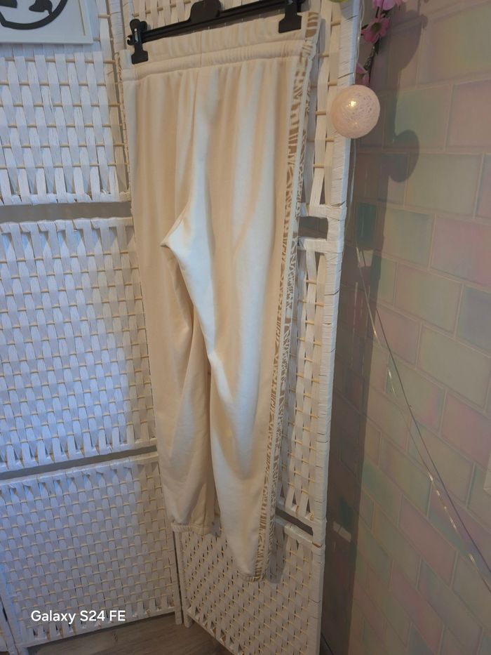 💕 Superbe Jogging ADIDAS femme T.M (correspond à 40-42 T française) - Bandes à motif 💕 - photo numéro 3