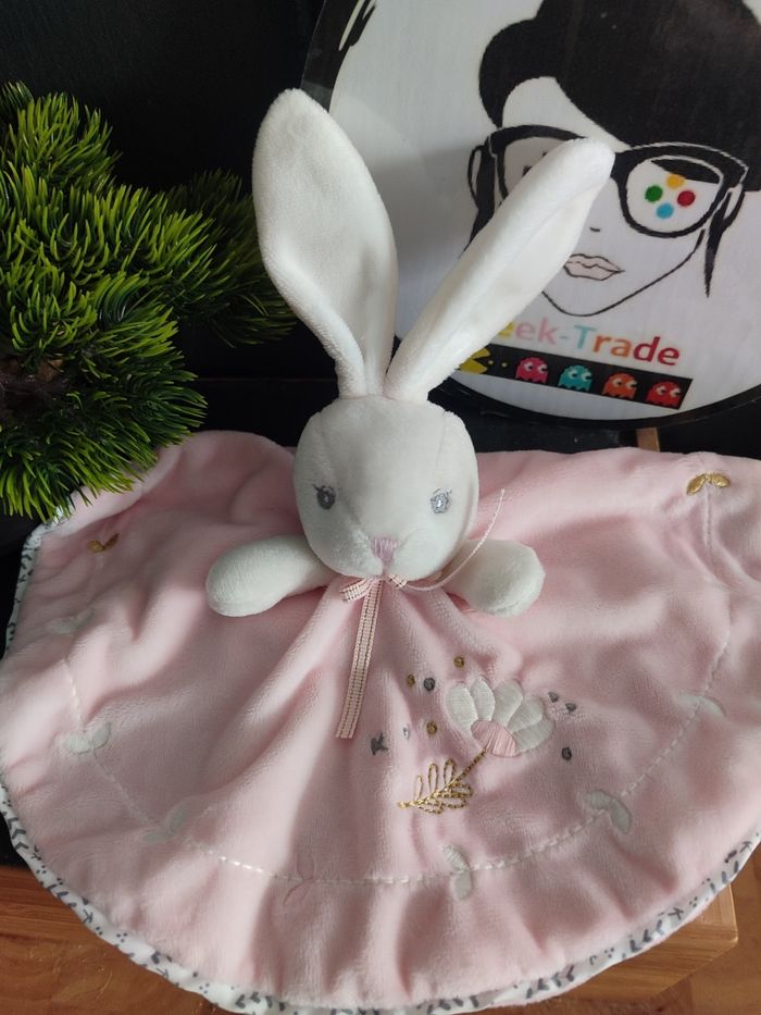Doudou plat lapin kaloo Perle rond rose broderie fleur Blanc Doré Noeud Gris