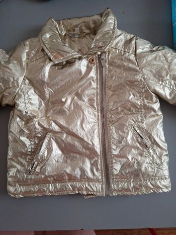 Perfecto métallisé à rivets dorés et poches zippées