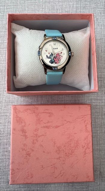 Montre bleu avec cadran argenté Stitch avec une  boîte cadeau Neuve