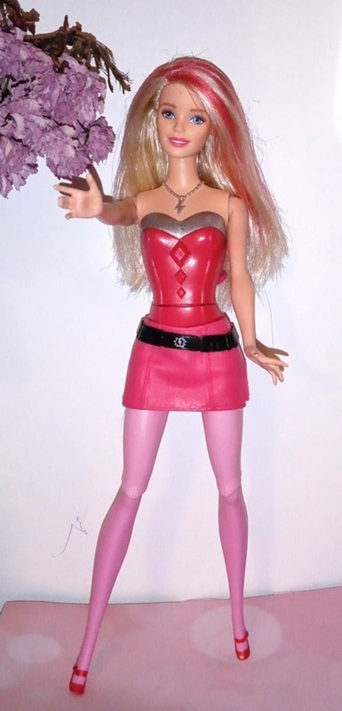 Barbie (n°22)rose super héroïne