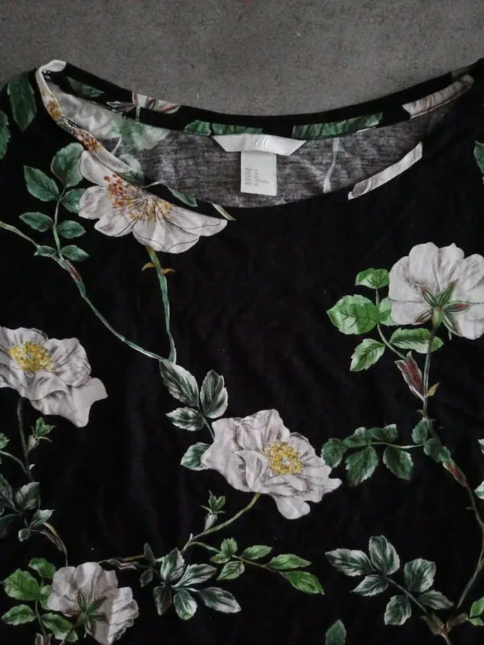 Tee shirt manches longues H&M fleurs blanches fond noir T.M - photo numéro 3