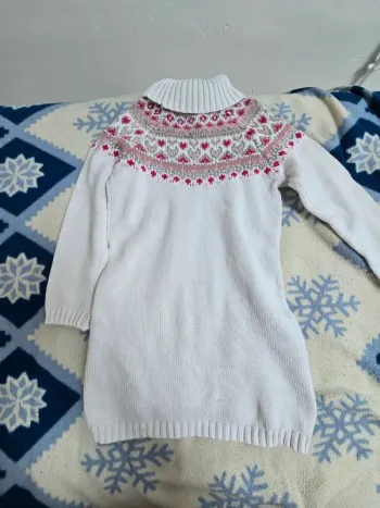 Robe pull vertbaudet avec col roulé Très bon état ( petite tache voir photo ) Taille 6 ans