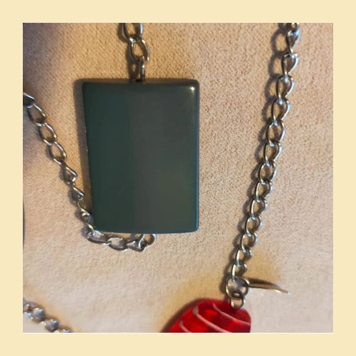 Collier long chaîne argentée et perles fantaisie rouges et grises - photo numéro 9