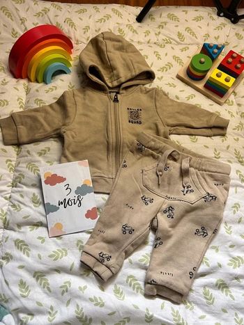 ensemble gilet beige et pantalon beige imprimé bleu kiabi 3 mois